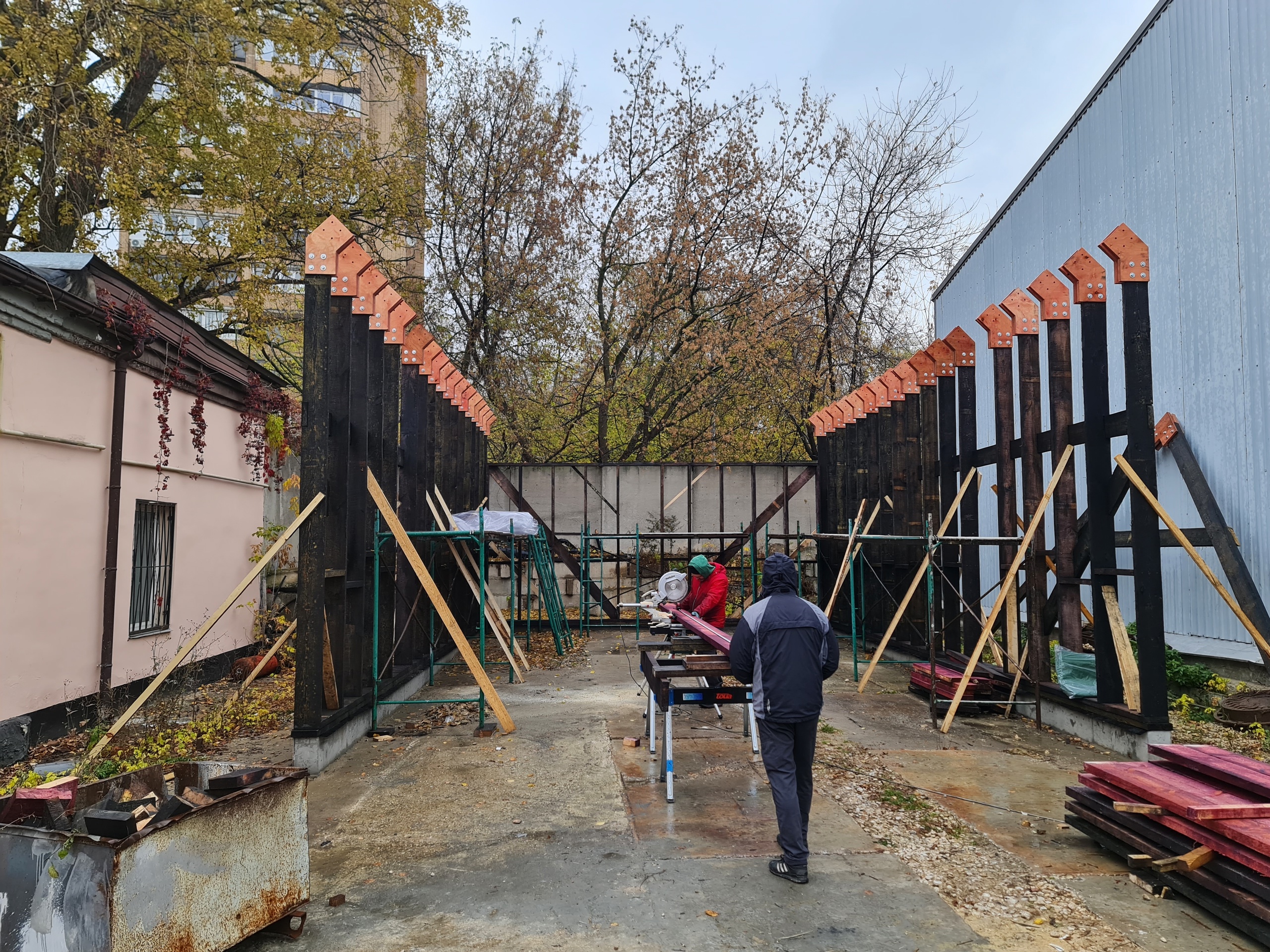 The client assembles the workshop